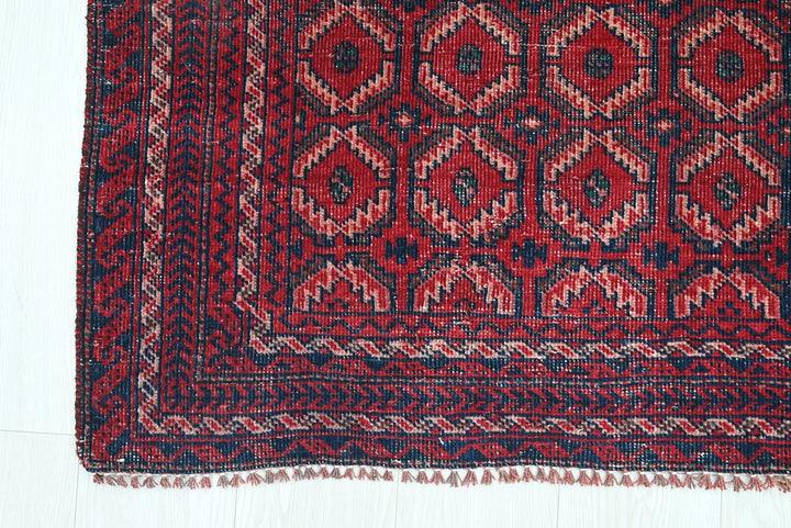 red Accent rug 2' 11" x 5' 10"