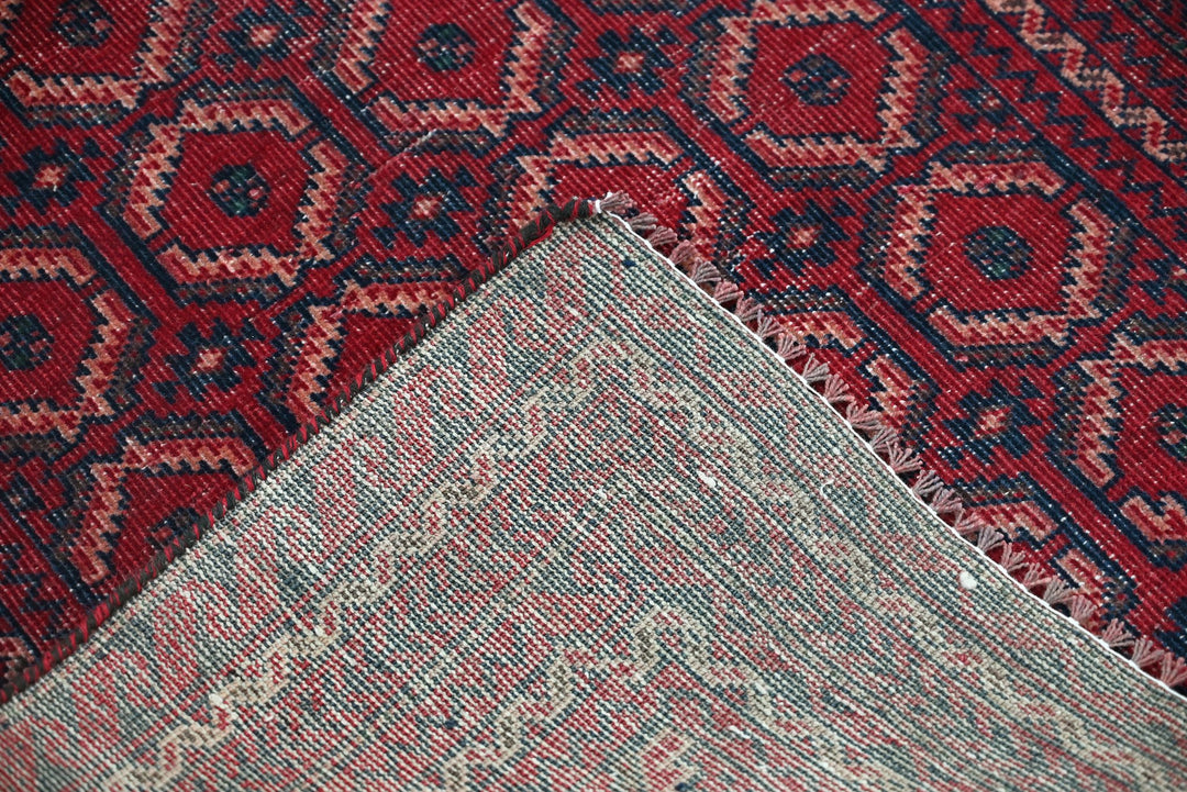 red Accent rug 2' 11" x 5' 10"