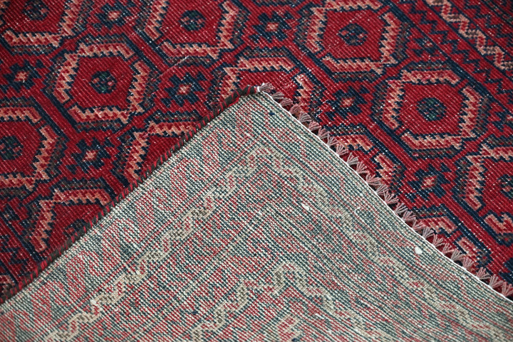 red Accent rug 2' 11" x 5' 10"
