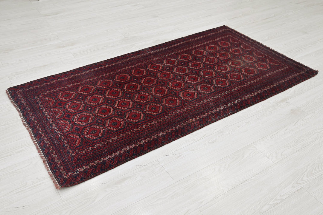 red Accent rug 2' 11" x 5' 10"