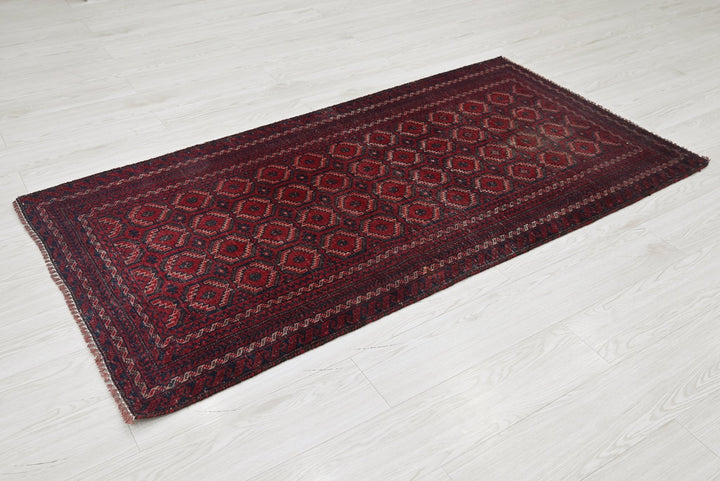 red Accent rug 2' 11" x 5' 10"