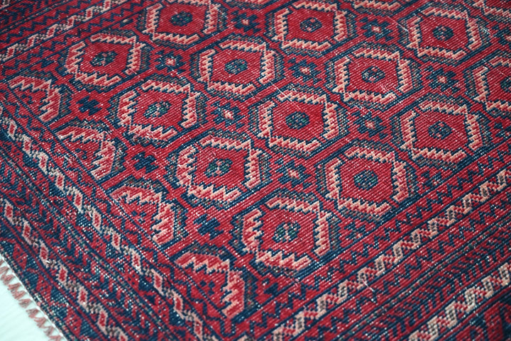 red Accent rug 2' 11" x 5' 10"