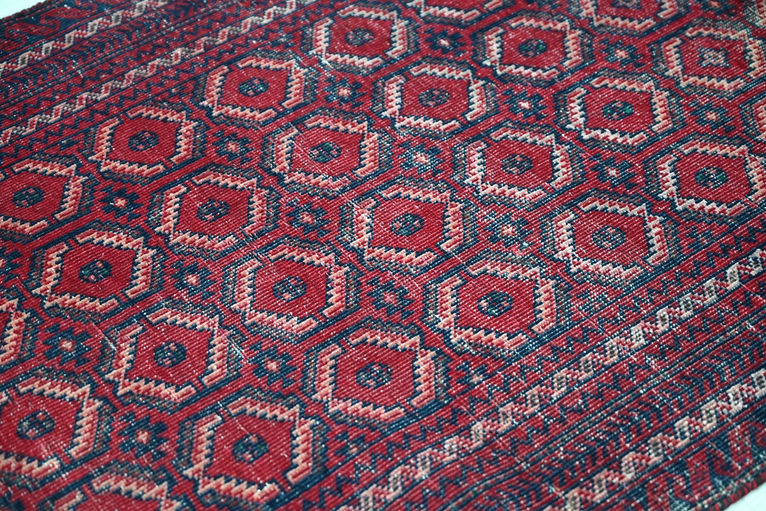 red Accent rug 2' 11" x 5' 10"