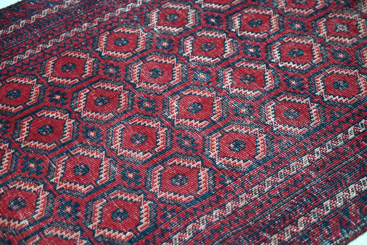red Accent rug 2' 11" x 5' 10"