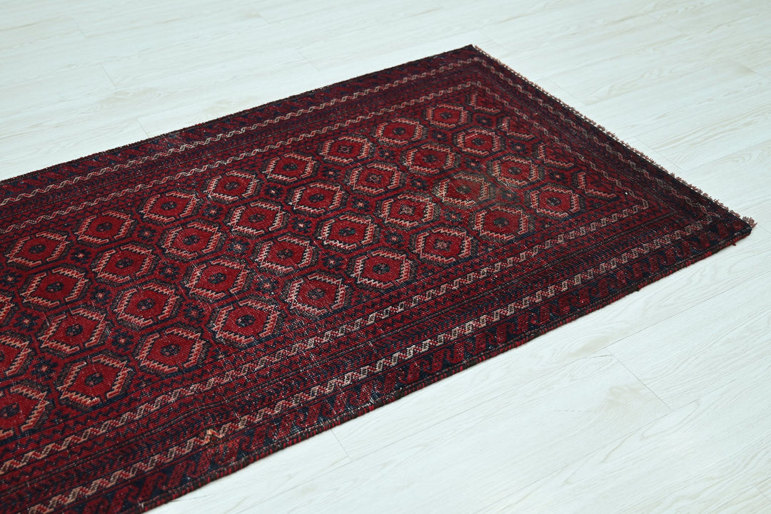 red Accent rug 2' 11" x 5' 10"