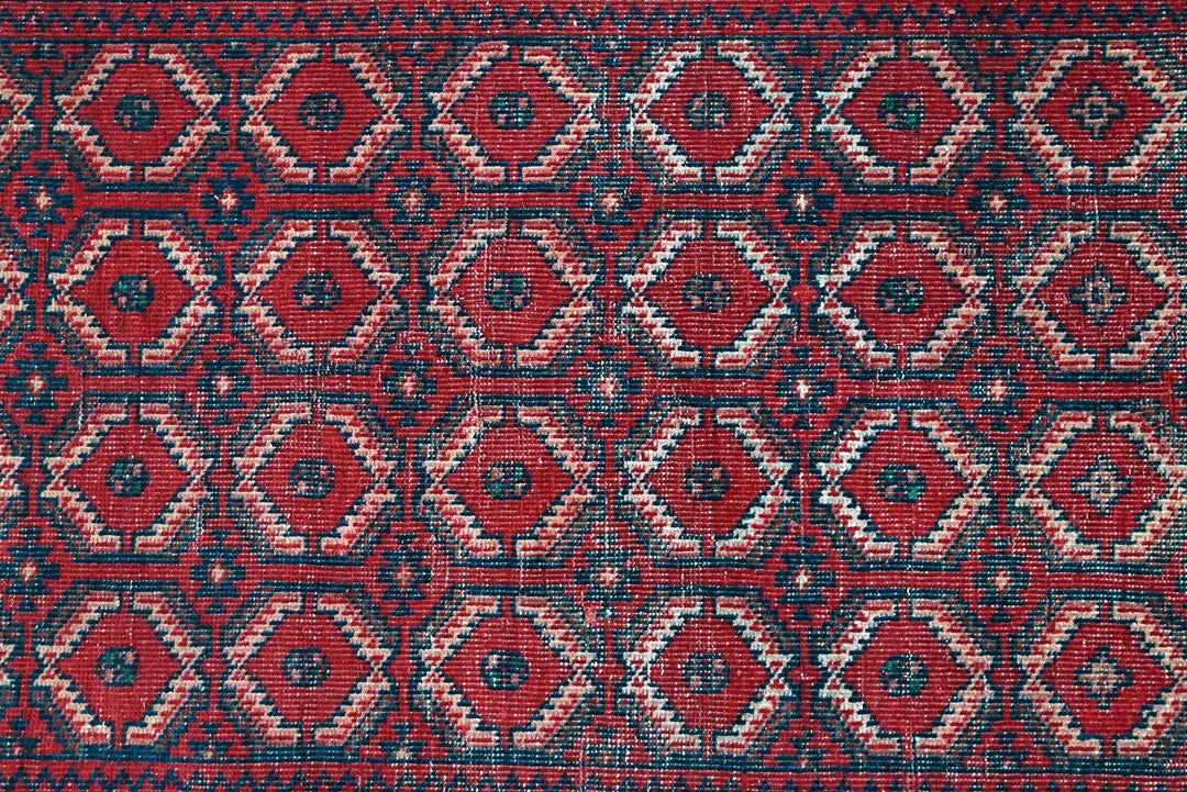 red Accent rug 2' 11" x 5' 10"