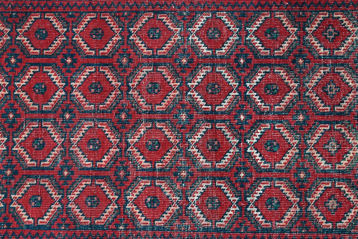 red Accent rug 2' 11" x 5' 10"
