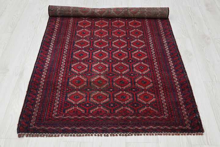 red Accent rug 2' 11" x 5' 10"