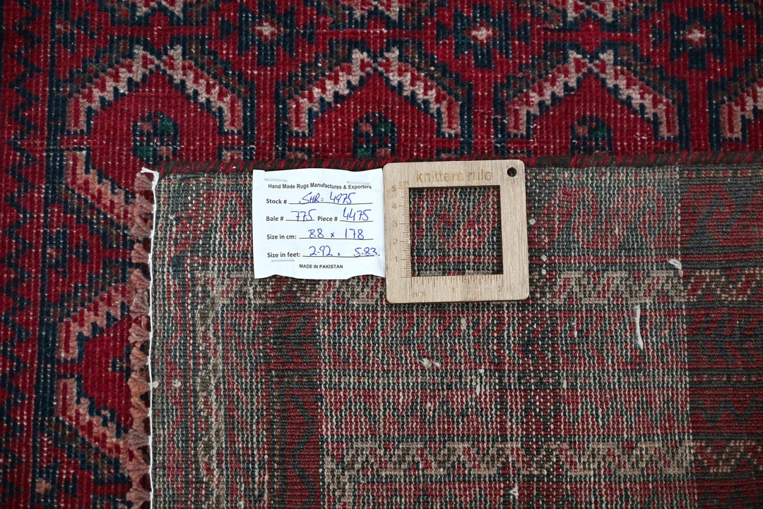 red Accent rug 2' 11" x 5' 10"