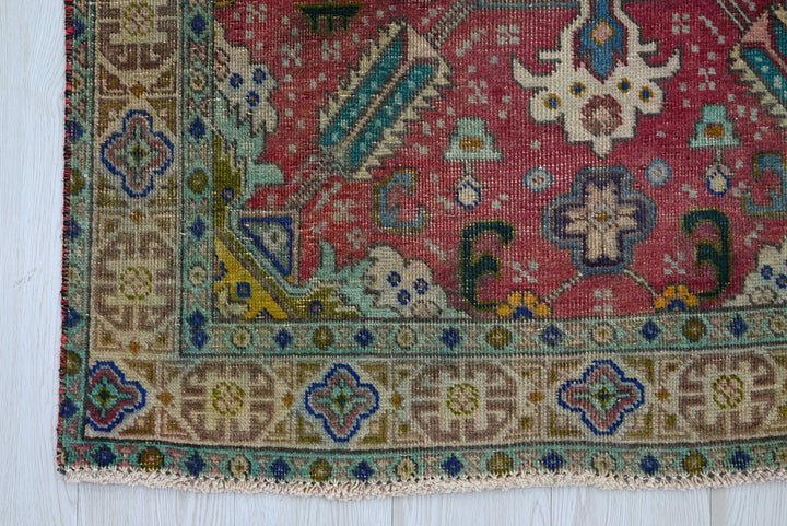 red Accent rug 3' 4" x 5' 4"