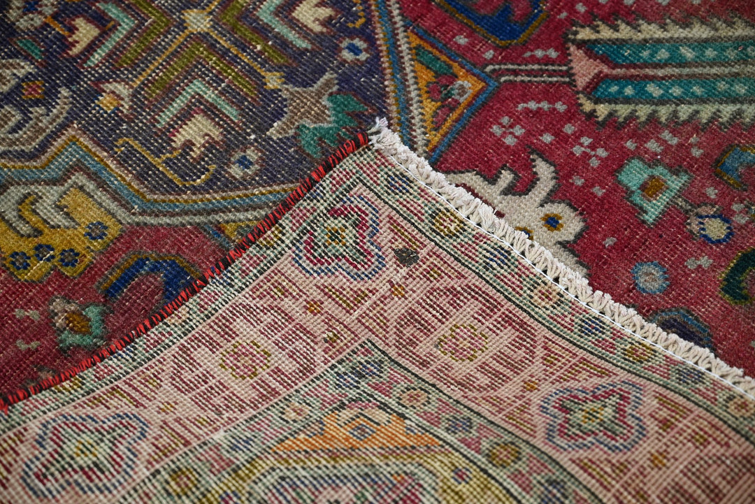 red Accent rug 3' 4" x 5' 4"