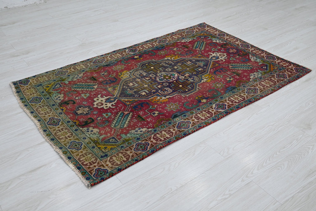 red Accent rug 3' 4" x 5' 4"