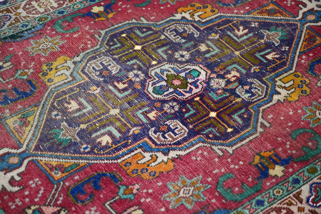 red Accent rug 3' 4" x 5' 4"