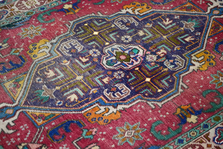 red Accent rug 3' 4" x 5' 4"