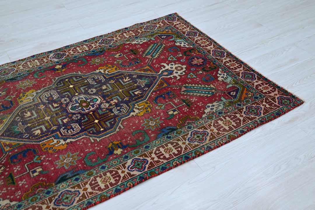 red Accent rug 3' 4" x 5' 4"