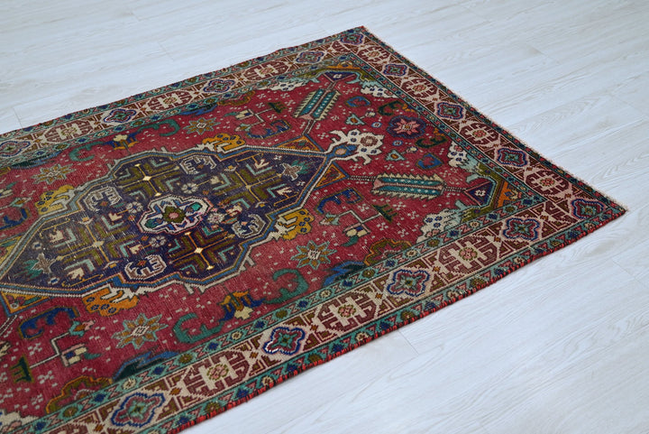 red Accent rug 3' 4" x 5' 4"