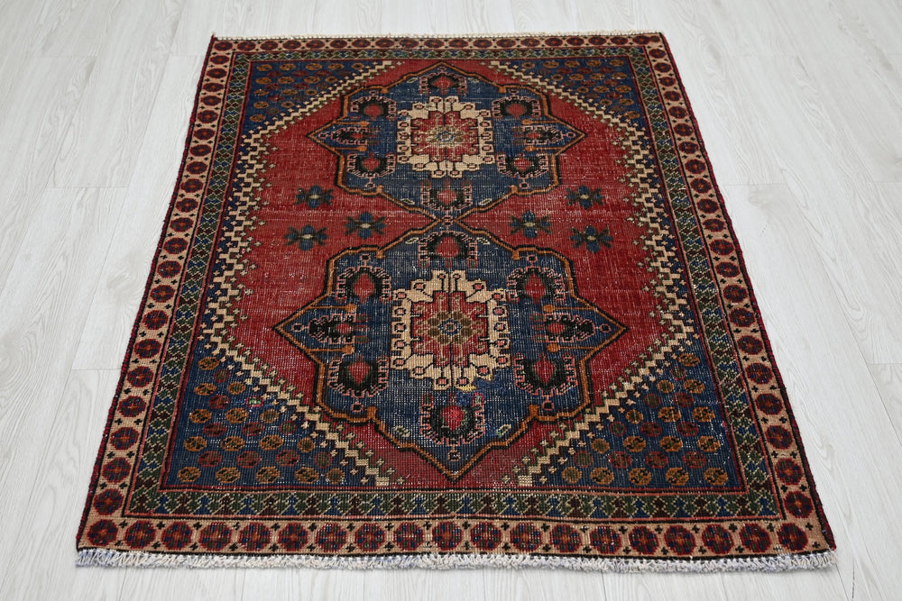 red Accent rug 3' 3" x 4' 3"