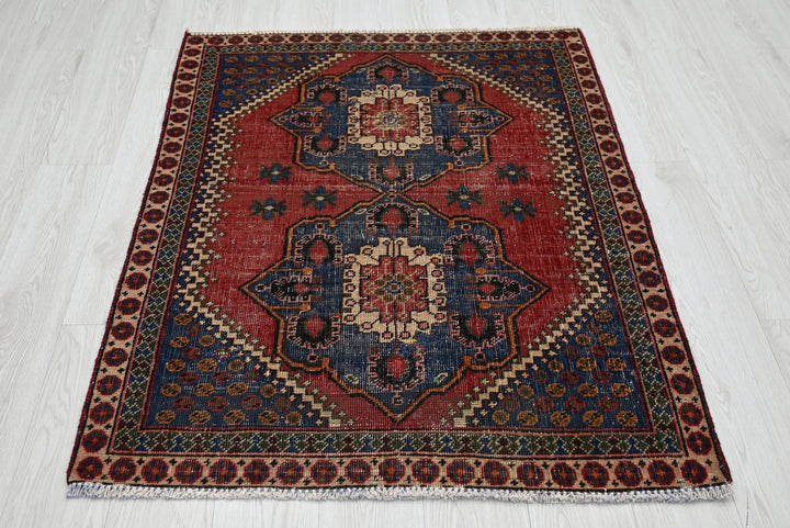 red Accent rug 3' 3" x 4' 3"