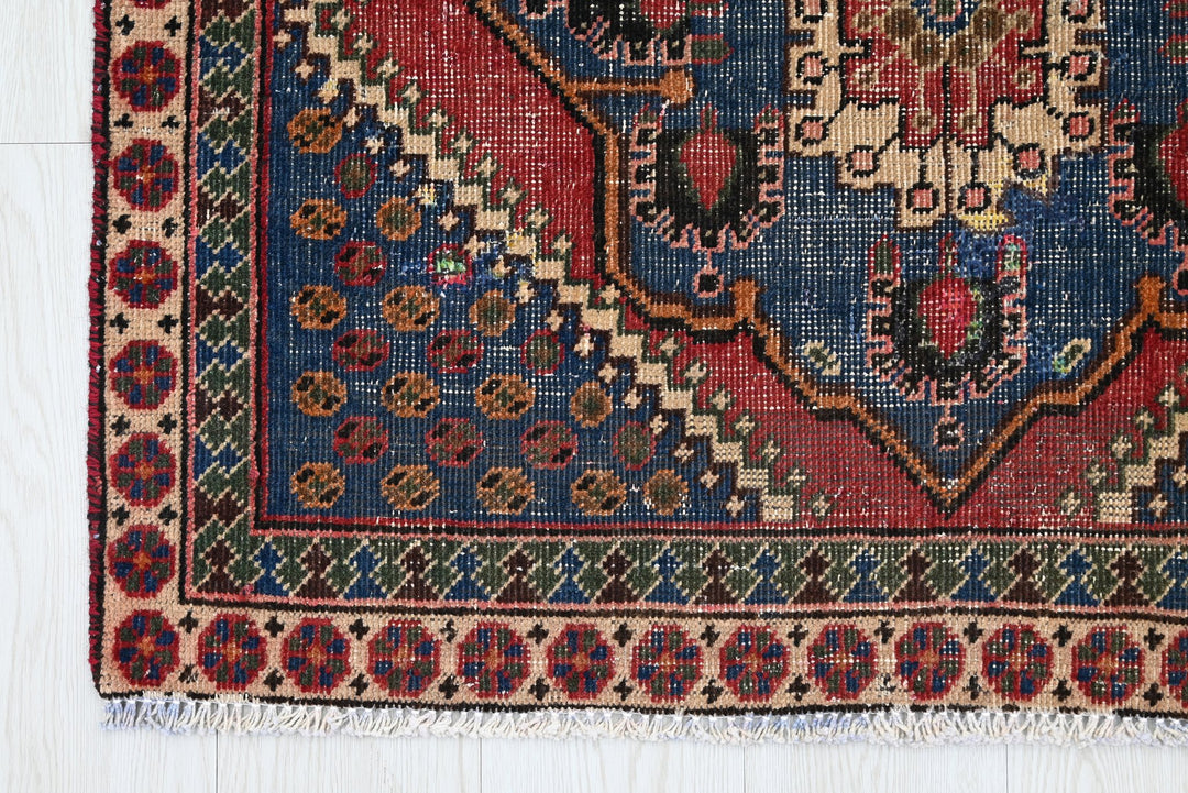 red Accent rug 3' 3" x 4' 3"