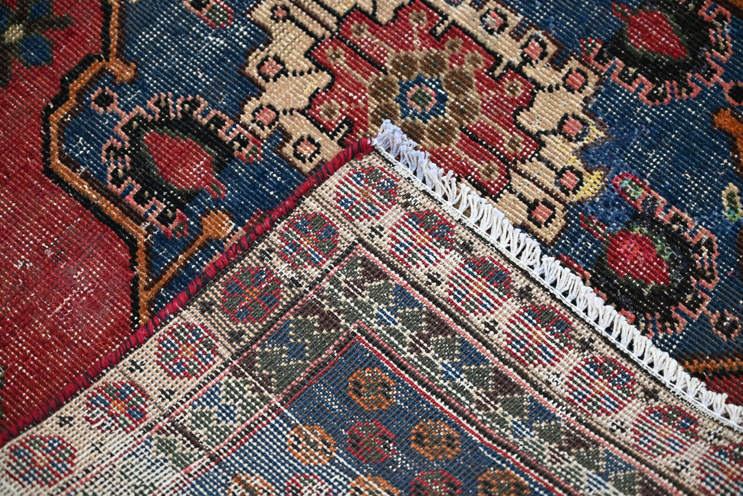 red Accent rug 3' 3" x 4' 3"