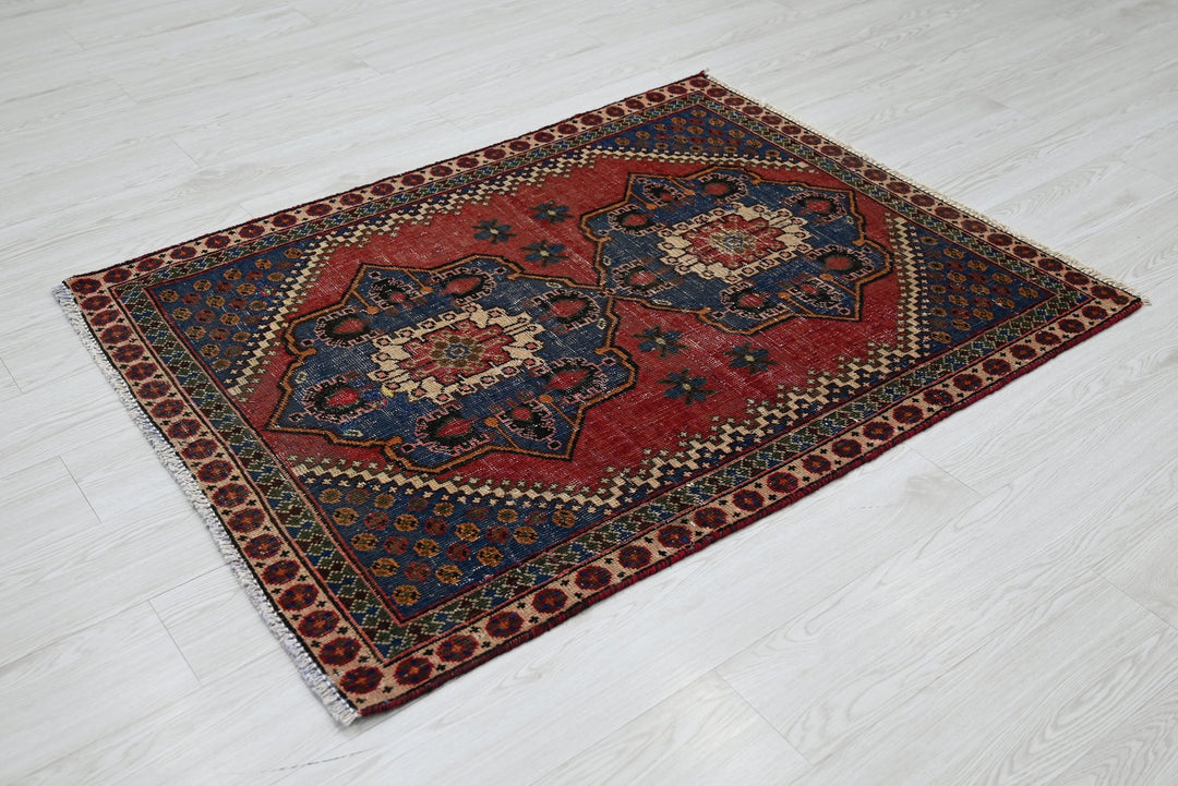 red Accent rug 3' 3" x 4' 3"
