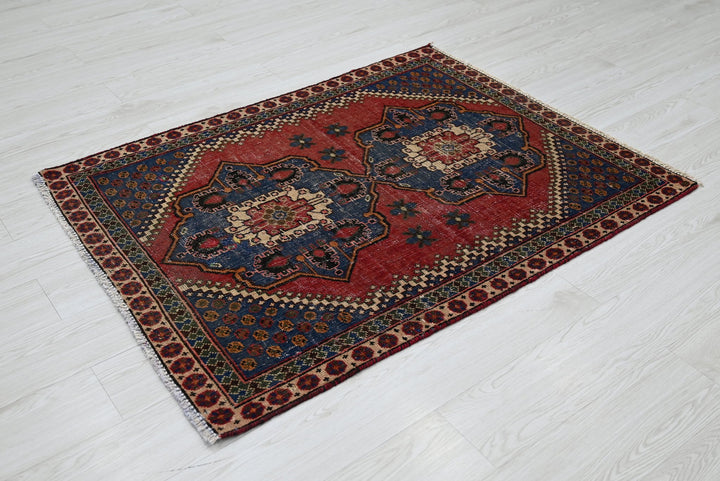 red Accent rug 3' 3" x 4' 3"