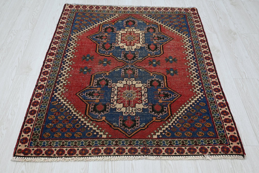red Accent rug 3' 3" x 4' 3"
