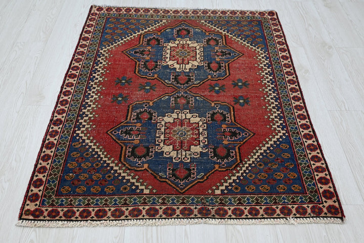 red Accent rug 3' 3" x 4' 3"
