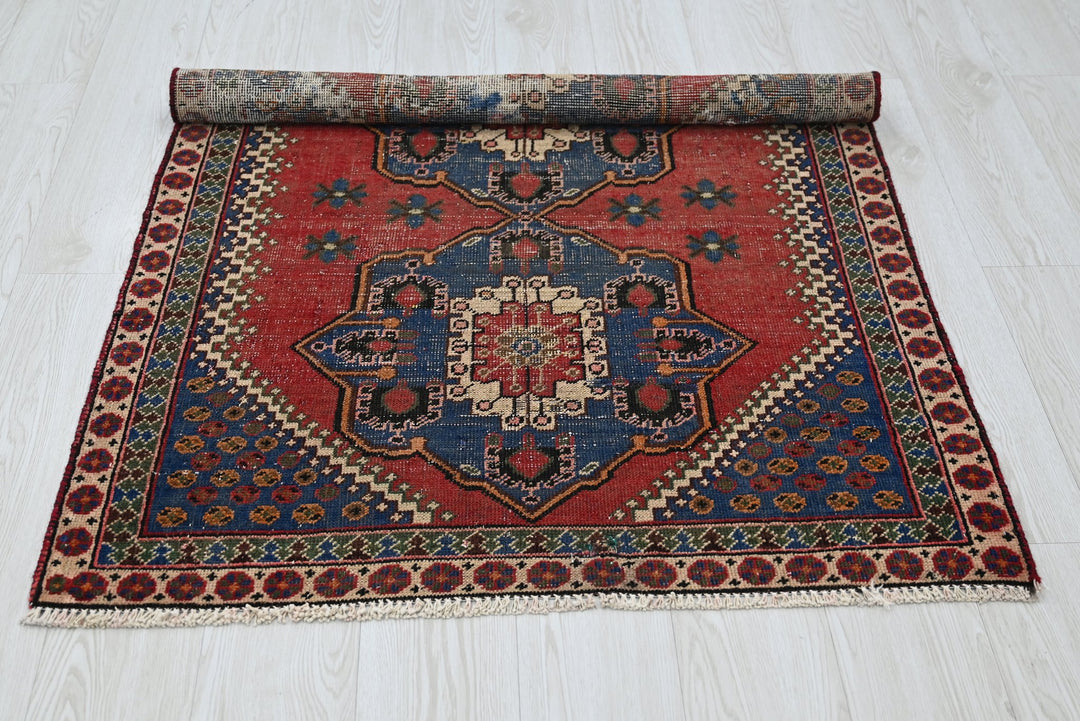 red Accent rug 3' 3" x 4' 3"