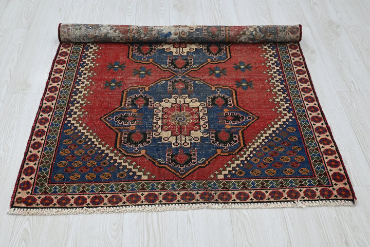 red Accent rug 3' 3" x 4' 3"