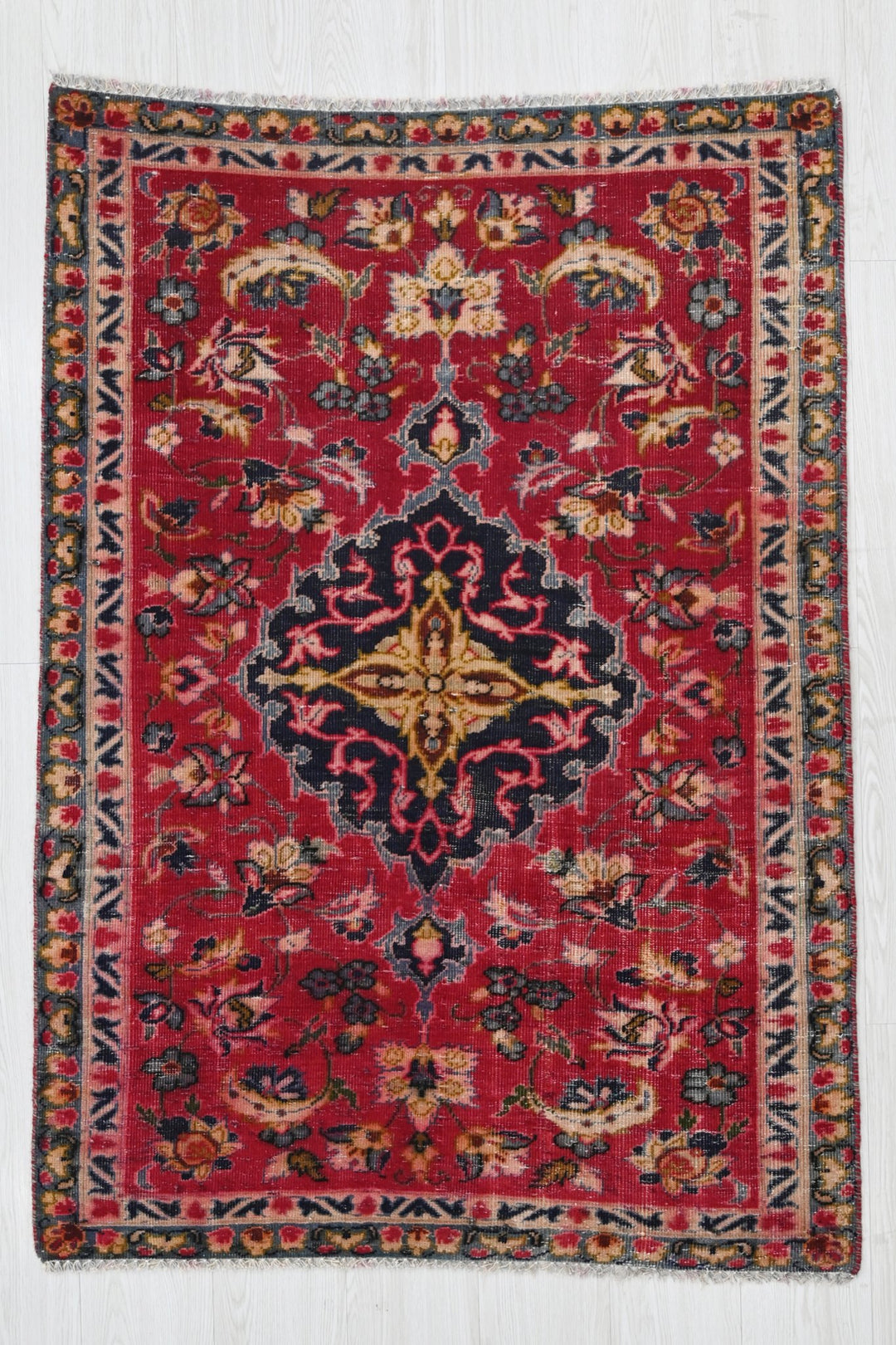 red Accent rug 3' 0" x 4' 6"