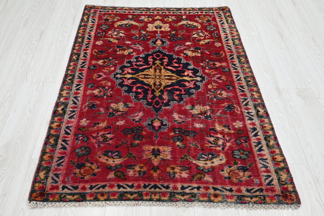 red Accent rug 3' 0" x 4' 6"