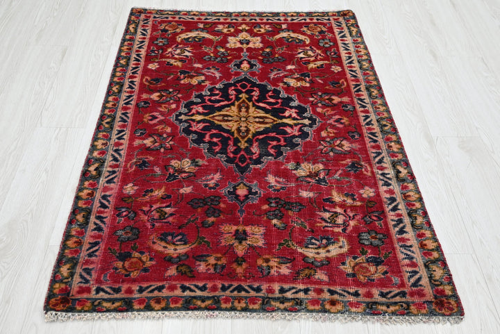 red Accent rug 3' 0" x 4' 6"