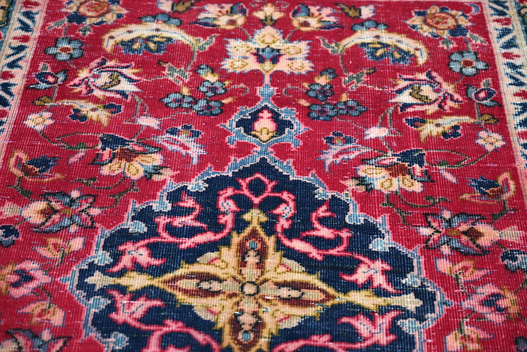 red Accent rug 3' 0" x 4' 6"