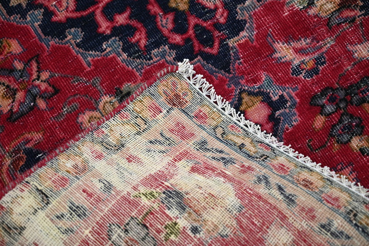 red Accent rug 3' 0" x 4' 6"