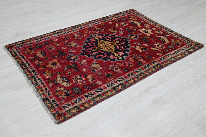red Accent rug 3' 0" x 4' 6"