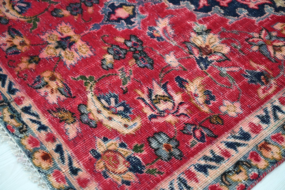 red Accent rug 3' 0" x 4' 6"