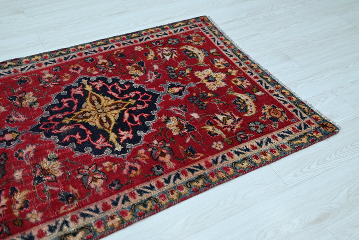 red Accent rug 3' 0" x 4' 6"