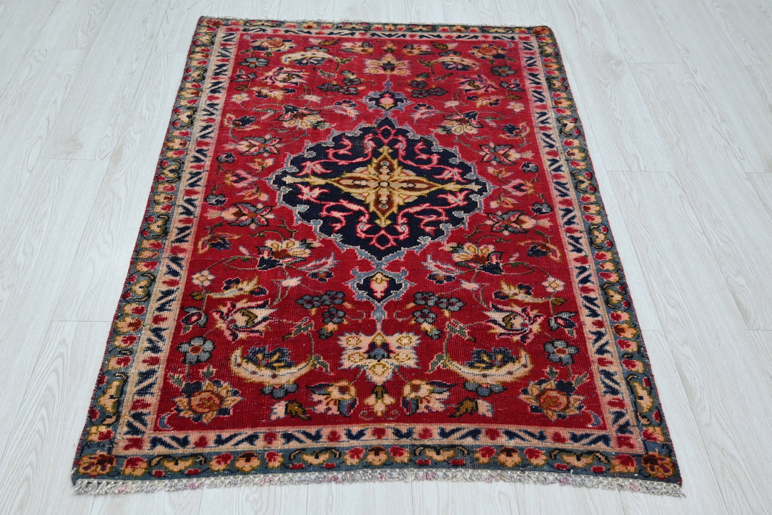 red Accent rug 3' 0" x 4' 6"
