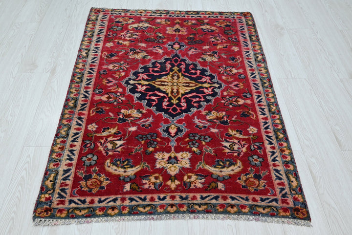 red Accent rug 3' 0" x 4' 6"