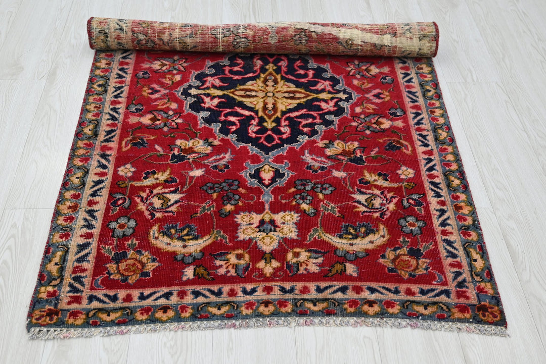 red Accent rug 3' 0" x 4' 6"