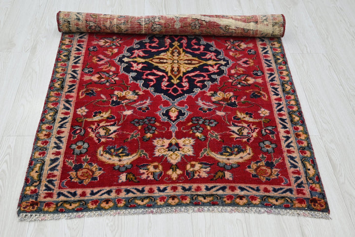 red Accent rug 3' 0" x 4' 6"