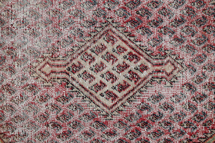 brown Accent rug 2' 11" x 4' 8"