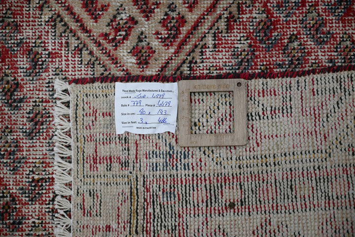 brown Accent rug 2' 11" x 4' 8"