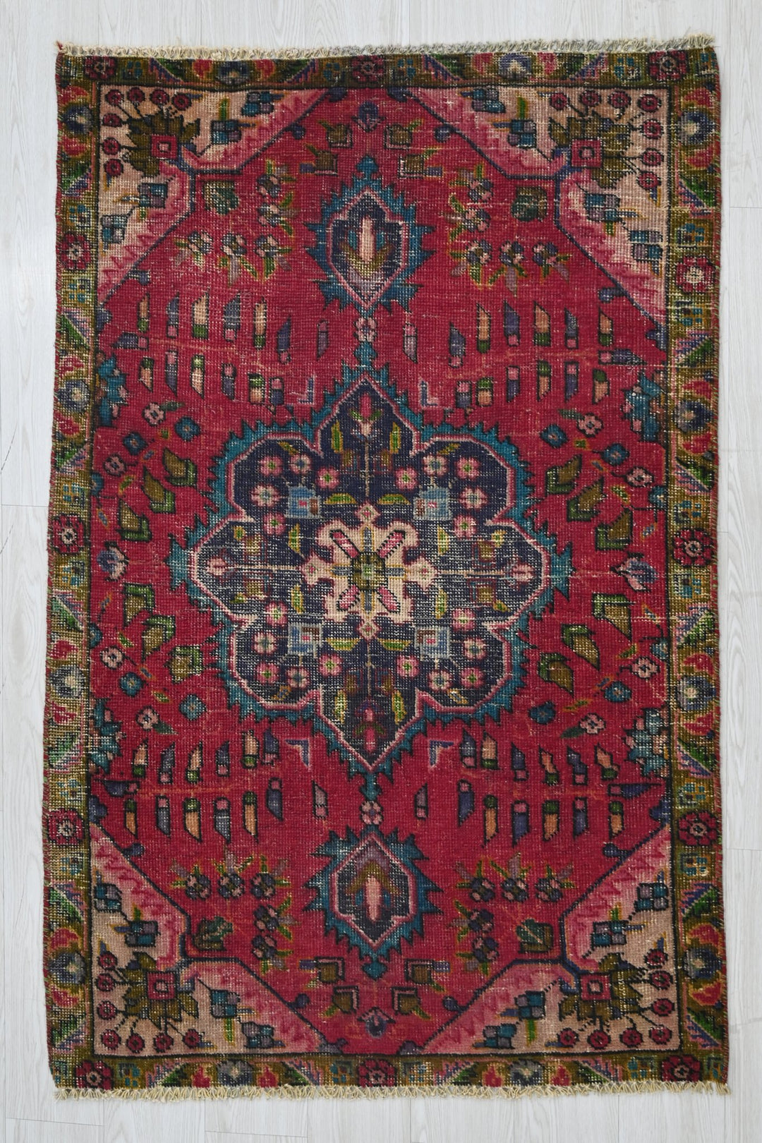 red Accent rug 3' 1" x 4' 10"