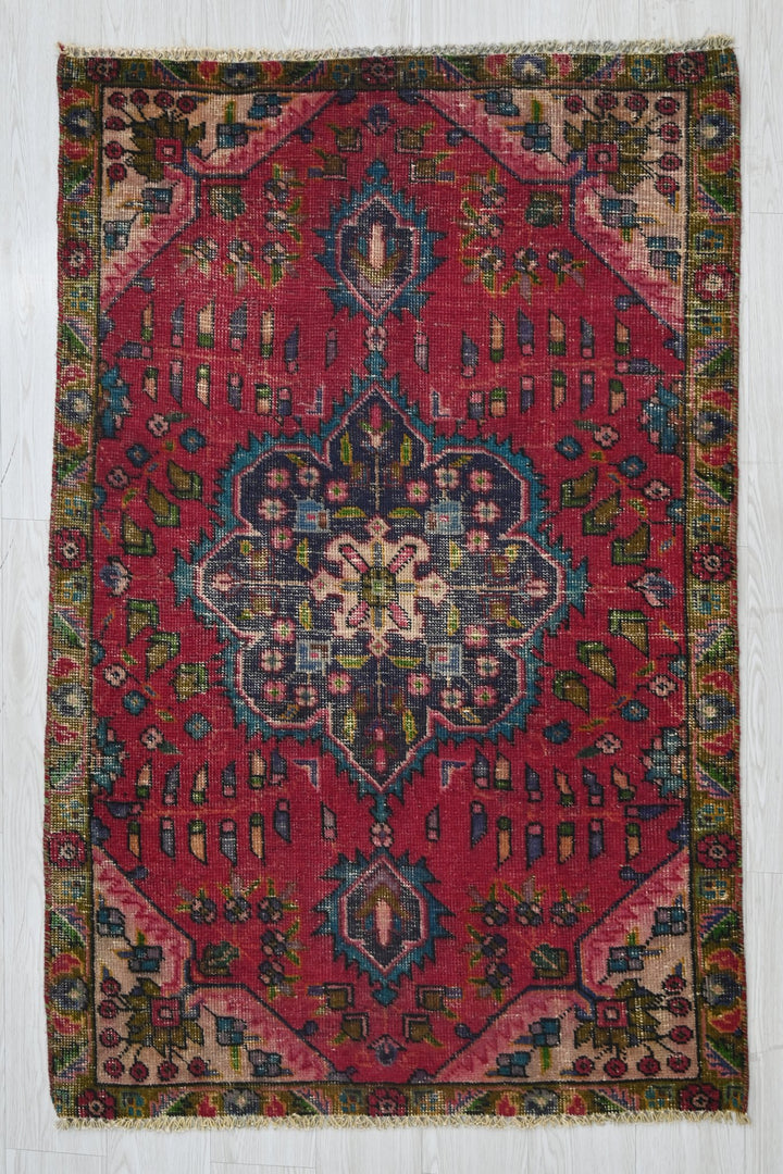 red Accent rug 3' 1" x 4' 10"