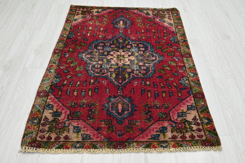 red Accent rug 3' 1" x 4' 10"