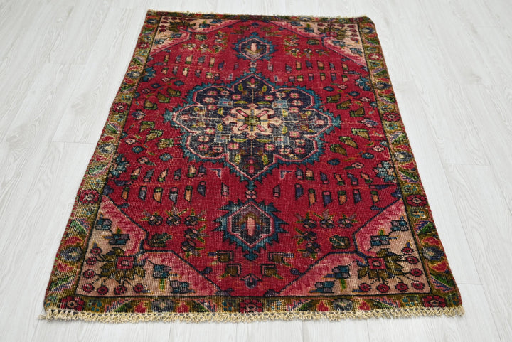 red Accent rug 3' 1" x 4' 10"