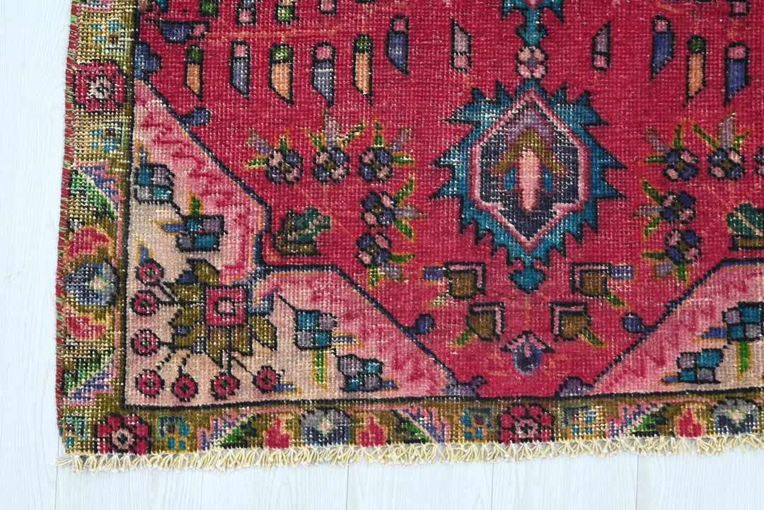 red Accent rug 3' 1" x 4' 10"