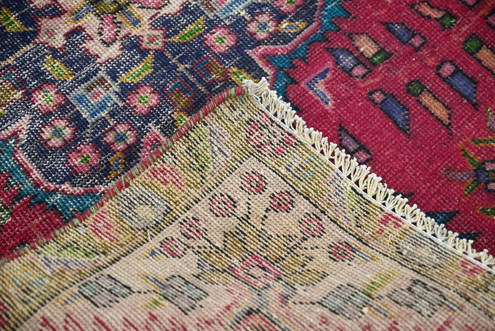 red Accent rug 3' 1" x 4' 10"